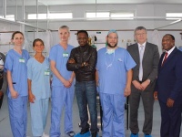 Tím ôsmich lekárov a zdravotných sestier zo slovensko-českej lekárskej misie pomáha v Keni. 