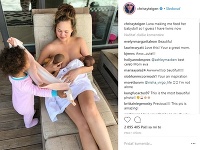 Chrissy Teigen nemá problém zverejniť fotku, na ktorej dojčí svoje dieťa. K prsníku si priložila aj dcérkinu bábiku.