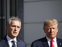 Americký prezident Donald Trump (vpravo) a generálny tajomník NATO Jens Stoltenberg počas tlačovej konferencie pred spoločnými raňajkami Americký prezident Donald Trump (vpravo) a generálny tajomník NATO Jens Stoltenberg počas tlačovej konferencie pred spoločnými raňajkami