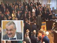 Karel Schwarzenberg pri vstupe do Snemovne Karel Schwarzenberg pri vstupe do Snemovne