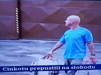 Dušan Cinkota vyšiel s niekoľkými taškami.