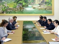Mark Lowcock počúva ministra zdravotníctva Severnej Kórey Jang Jun Sanga. Mark Lowcock počúva ministra zdravotníctva Severnej Kórey Jang Jun Sanga.