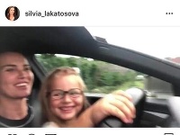 Na Silviu Lakatošovú sa zniesla veľká vlna kritiky. Dovolila svojej dcérke počas jazdy autom krútiť volantom. 