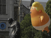 Karikaturický balón zosmiešňujúci Donalda Trumpa