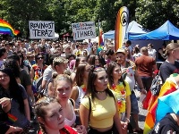 V Bratislave sa zišli stovky ľudí, ktorí bojujú za práva homosexuálov. V Bratislave sa zišli stovky ľudí, ktorí bojujú za práva homosexuálov.
