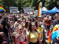 V Bratislave sa zišli stovky ľudí, ktorí bojujú za práva homosexuálov.