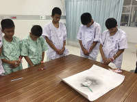 Thajskí chlapci nakreslili v nemocnici zosnulému potápačovi ďakovný odkaz. 