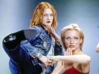 Drew Barrymore a Cameron Diaz vo filme Charlieho anjeli. Drew Barrymore a Cameron Diaz vo filme Charlieho anjeli.