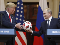 Putin daroval Trumpovi futbalovú loptu