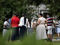 Na snímke skupina Rómov v Pažitskom parku v Piešťanoch 18. júla 2018, kde pôsobí údajný liečiteľ. Povesť o jeho zázračných schopnostiach láka na toto miesto Rómov zo širokého okolia.