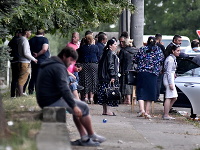 Na snímke skupina Rómov v Pažitskom parku v Piešťanoch 18. júla 2018, kde pôsobí údajný liečiteľ. Povesť o jeho zázračných schopnostiach láka na toto miesto Rómov zo širokého okolia. Na snímke skupina Rómov v Pažitskom parku v Piešťanoch 18. júla 2018, kde pôsobí údajný liečiteľ. Povesť o jeho zázračných schopnostiach láka na toto miesto Rómov zo širokého okolia.