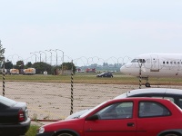 Na bratislavskom letisku pristálo lietadlo bez vysunutého podvozku.