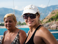 Bibiana Ondrejková s maminou počas výletnej plavby loďou. 