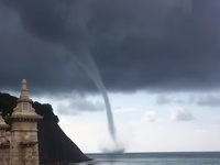 Nad hladinou Čierneho mora sa prehnalo tornádo. Nad hladinou Čierneho mora sa prehnalo tornádo.
