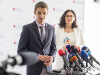 Na snímke vľavo predseda Študentskej rady vysokých škôl Bálint Lovász a vpravo ministerka školstva, vedy, výskumu a športu SR Martina Lubyová počas brífingu po skončení spoločného rokovania na tému Fond na podporu vzdelávania a pomoc mladým ľuďom a študen Na snímke vľavo predseda Študentskej rady vysokých škôl Bálint Lovász a vpravo ministerka školstva, vedy, výskumu a športu SR Martina Lubyová počas brífingu po skončení spoločného rokovania na tému Fond na podporu vzdelávania a pomoc mladým ľuďom a študen