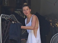 Amber Heard upratovala v takýchto šatách bez podprsenky. 