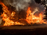 Kaliforniu stále sužujú požiare