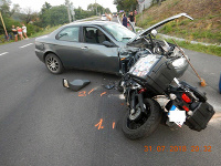 Po nehode skončil vo vážnom stave motocyklista a jeho spolujazdkyňa