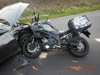 Po nehode skončil vo vážnom stave motocyklista a jeho spolujazdkyňa
