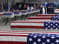 Pozostatky predpokladaných padlých amerických vojakov.