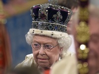Asistentka kráľovnej Alžbety II. má pozitívne testy na koronavírus.