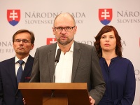 Zľava: Ľubomír Galko, Richard Sulík a Veronika Remišová