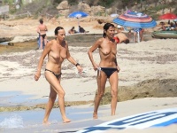 Gianna Nannini a jej kamarátka pobehovali po pláži hore bez. 