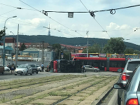 Na Vajnorskej ulici v Bratislave sa prevrátil kamión.