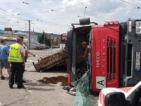 Prevrátený kamión blokuje premávku Prevrátený kamión blokuje premávku