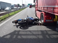 Motocyklista po nehode skončil s ťažkými zraneniami Motocyklista po nehode skončil s ťažkými zraneniami