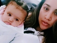 Delfina so svojím bábätkom Delfina so svojím bábätkom