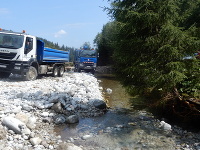 Zabezpečovacie práce po júlových povodniach pokračujú aj na hraničnom toku Biela voda v blízkosti Lysej Poľany.