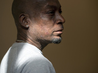 Záhradník Dewayne Johnson sa pozerá po vypočutí verdiktu v jeho prípade proti Monsantu na súde 10. augusta 2018 v San Franciscu. Záhradník Dewayne Johnson sa pozerá po vypočutí verdiktu v jeho prípade proti Monsantu na súde 10. augusta 2018 v San Franciscu.