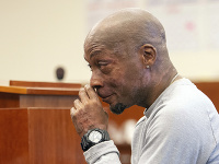 Záhradník Dewayne Johnson reaguje po vypočutí verdiktu v jeho prípade proti Monsantu na súde 10. augusta 2018 v San Franciscu. Záhradník Dewayne Johnson reaguje po vypočutí verdiktu v jeho prípade proti Monsantu na súde 10. augusta 2018 v San Franciscu.