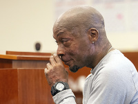 Záhradník Dewayne Johnson reaguje po vypočutí verdiktu v jeho prípade proti Monsantu na súde 10. augusta 2018 v San Franciscu. 