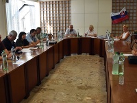 Zasadnutie krízového štábu k epidémii osýpok v Michalovskom okrese na Okresnom úrade v Michalovciach Zasadnutie krízového štábu k epidémii osýpok v Michalovskom okrese na Okresnom úrade v Michalovciach