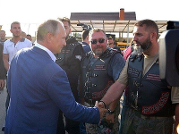 Putin na stretnutí Nočných vlkov Putin na stretnutí Nočných vlkov
