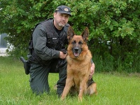 Policajný pes vyňuchal zlodeja. Policajný pes vyňuchal zlodeja.