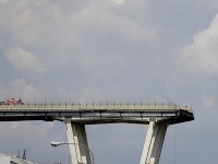Hasiči s ťažkými mechanizmami začali odstraňovať trosky mosta. Hasiči s ťažkými mechanizmami začali odstraňovať trosky mosta.