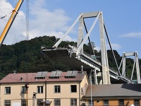Hasiči s ťažkými mechanizmami začali odstraňovať trosky  mosta.