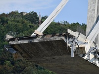 Hasiči s ťažkými mechanizmami začali odstraňovať trosky  mosta.