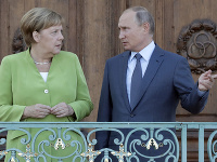 Nemecká kancelárka Angela Merkelová počas spoločnej tlačovej konferencie s ruským prezidentom Vladimirom Putinom