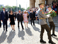 Ministerka školstva Martina Lubyová (tretia zľava), minister obrany Peter Gajdoš (štvrtý zľava) a podpredsedníčka vlády a ministerka pôdohospodárstva a rozvoja vidieka Gabriela Matečná (piata zľava) počas pietneho aktu kladenia vencov. Ministerka školstva Martina Lubyová (tretia zľava), minister obrany Peter Gajdoš (štvrtý zľava) a podpredsedníčka vlády a ministerka pôdohospodárstva a rozvoja vidieka Gabriela Matečná (piata zľava) počas pietneho aktu kladenia vencov.
