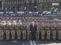 Ukrajinský prezident Petro Porošenko (uprostred) pózuje s vojakmi Ukrajinský prezident Petro Porošenko (uprostred) pózuje s vojakmi