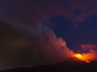 Sopka Etna chrlí lávu.