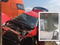 Tínedžerke na železničnom priecestí zlyhal motor. Tínedžerke na železničnom priecestí zlyhal motor.