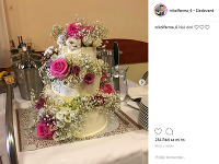 Dvojica sa na Instagrame pochválila aj svadobnou tortou. 