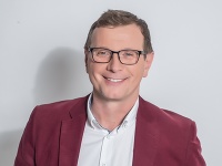 Zabávač prezradil, že používa výhradne ručne robené krémy presne podľa jeho pleti. Zabávač prezradil, že používa výhradne ručne robené krémy presne podľa jeho pleti.