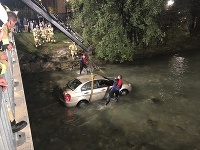 Vozidlo s dvoma Čechmi spadlo v Rakúsku do rieky. 