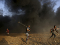 Protesty v Pásme Gazy si vyžiadali najmenej 180 zranených Palestínčanov. 